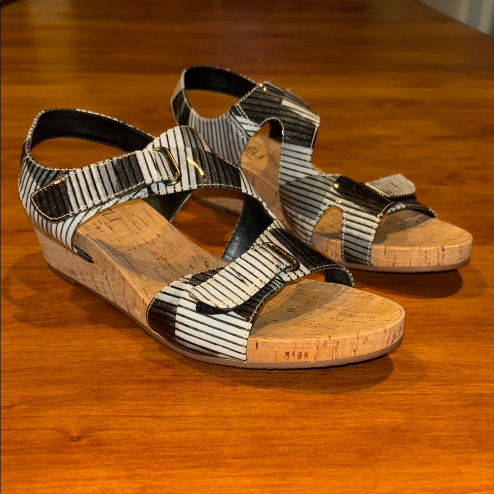 Vaneli Black & White Cork Wedge Shoes Adjustable Straps & Buckle Women’s Size 7